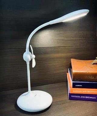 LUMINÁRIA DE MESA COM VENTILADOR RECARREGÁVEL. ( INOVA )