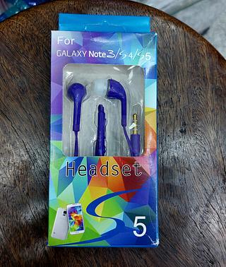 FONE DE OUVIDO COLORIDO COM FIO ( P2 ). ( J5 )