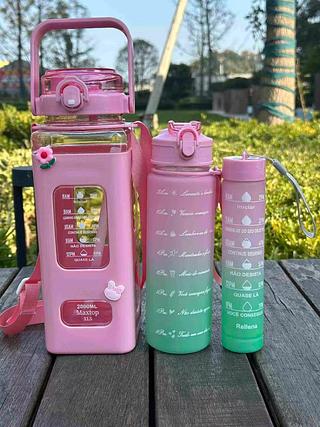 KIT DE GARRAFA DE ÁGUA PLÁSTCO ( CUTE ) , 2L, 500ML, 300ML.
