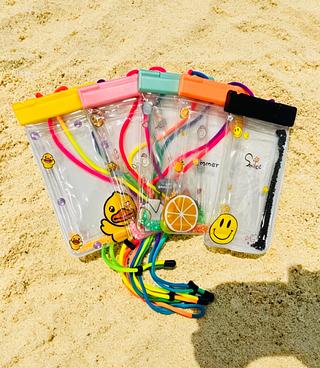 CAPA DE CELULAR PARA ÁGUA E PISCINA COM DESENHO E BRILHO. ( INOVA )